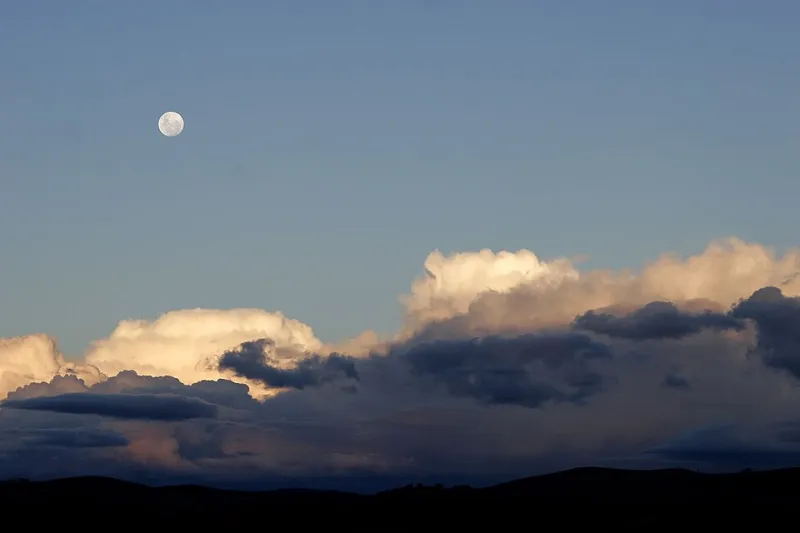 Cuando la luna manda: pesca, cangrejos y fotografía nocturna en las lagunas de Brus e Ibans