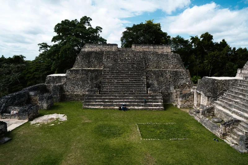 Bajo la ceiba y el musgo: las ruinas que la selva moskitia lleva siglos tragándose